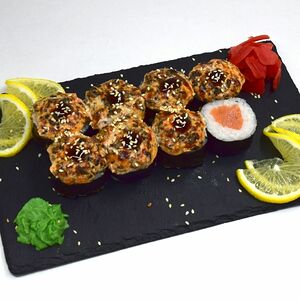 Ролл запеченный с лососем и грибами