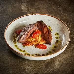 Телятина на картофельном дранике с соусом песто