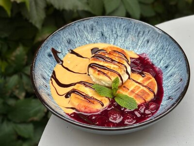 Сырники с сгущенкой и вишней