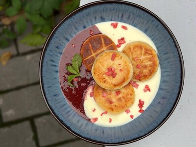 Сырники с клубничным соусом и ванильным кремом