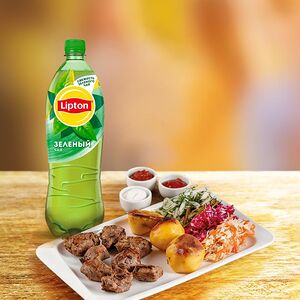 Шашлык из телятины с гарниром, салатом и соусами, чай Липтон (1 л)