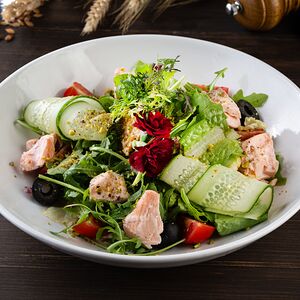 Салат пикантный с лососем и фисташками