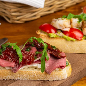 Брускетта с ростбифом