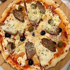 Пицца с утиной грудкой и маслинами 