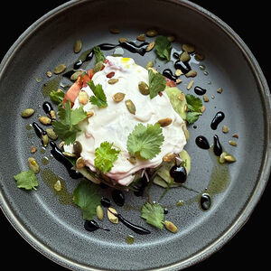 Салат из свежих овощей под соусом Аланезе