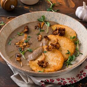 Драники с жареными лисичками и грибным соусом