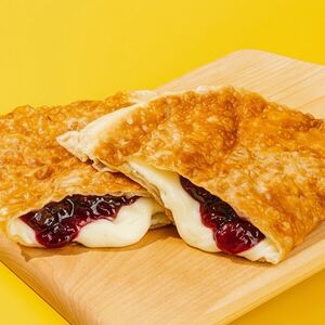 Чебурек-чизкейк с клубникой