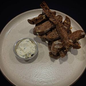 Гренки из ржаного хлеба и чесночный соус айоли