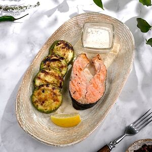 Стейк из форели с кабачками гриль