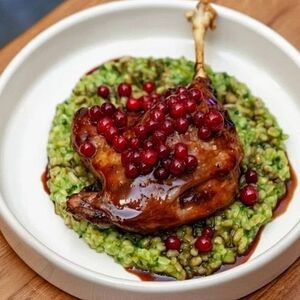 Утиная ножка конфи с ризотто из булгура и брусничным соусом 