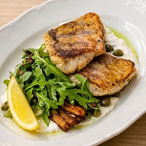 Филе судака с соусом тартар и бататом