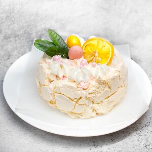 Рулет меренговый клубничный