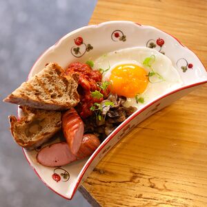 Большой русский завтрак: сосиска гриль, глазунья, грибы, лечо с фасолью и гречишный хлеб