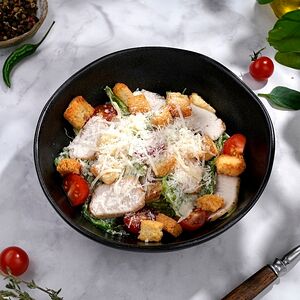 Салат Цезарь с курицей