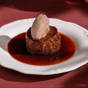 Филе миньон с куриным пате и соусом порто 