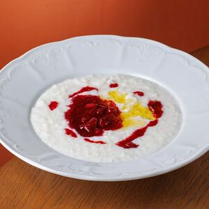 Рисовая каша с ягодным вареньем