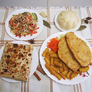 Куриная отбивная с гарниром, салат Сайгон, Блинчик с ветчиной и сыром, Бань бао