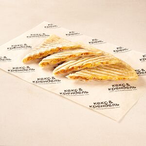 Кесадия с сыром и вялеными томатами