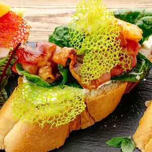 Брускетты с беконом и креветкой