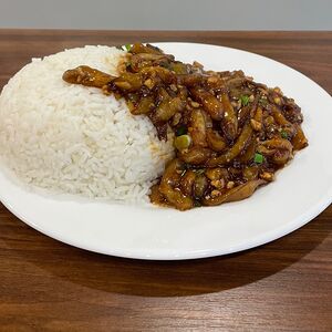 Жареный свиной фарш с баклажаном и рисом