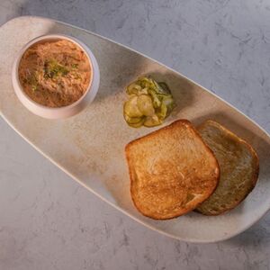 Сайка хлеба с риетом из семги