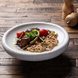 Томленые телячьи щёчки с картофелем и трюфельным муссом 