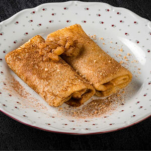 Блинчики с карамелизированным яблоком и корицей