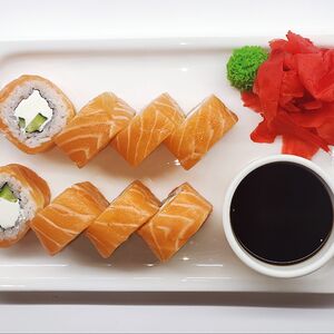 Ролл Филадельфия с копчёным лососем