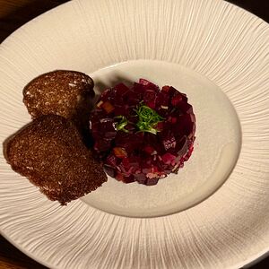 Тартар из свёклы, лука-порея с ржаными чипсами