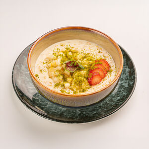 Каша овсяная с ягодами и фисташками