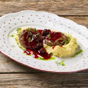 Котлеты из оленины с вяленой брусникой