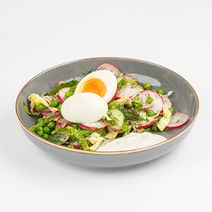 Салат с редисом, огурцом и листьями салата