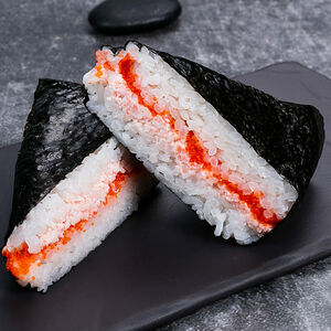 Онигири с крабом