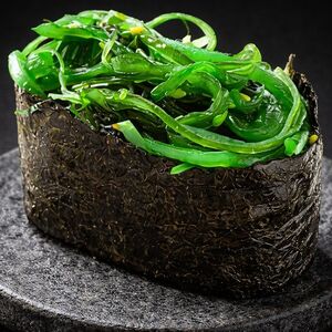 Гункан с чукой и ореховым соусом