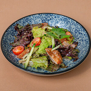 Салат с цыпленком и имбирной заправкой