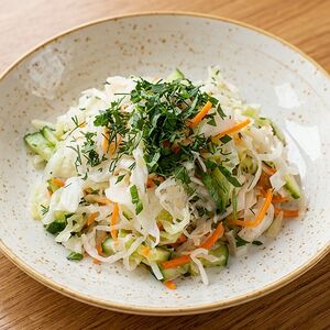 Салат из капусты с морковью и огурцом