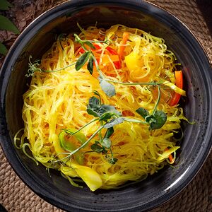 Рисовая лапша с овощами по-сингапурски