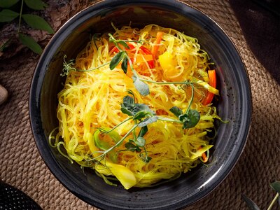 Рисовая лапша с овощами по-сингапурски