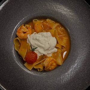 Паппарделле, креветки, томатный соус