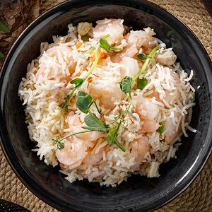 Смешанный рис с курицей, креветками, овощами и яйцом