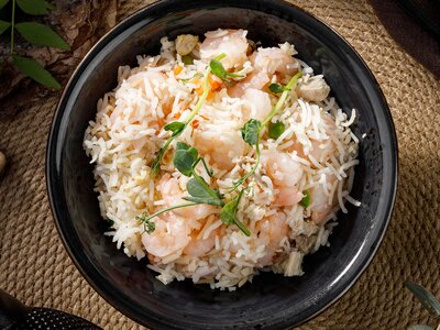 Смешанный рис с курицей, креветками, овощами и яйцом