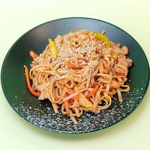 Удон с курицей и беконом