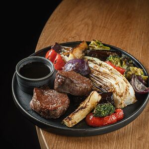 Медальоны из телятины в азиатском соусе