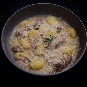 Картофельные ньокки, томленная утка, сливочная эмульсия