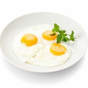 Глазунья из трёх яиц со свежими овощами