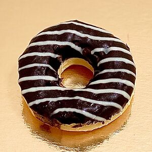 Донат шоколадный с шоколадной начинкой