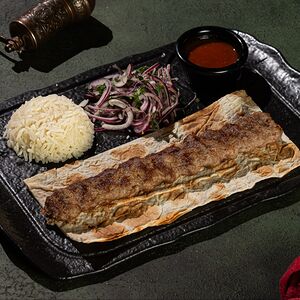 Адана-кебаб с гарниром