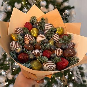 Новогодний букет из клубники в шоколаде 