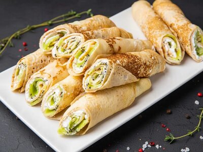 6 блинных рулетов с киви и йогуртом