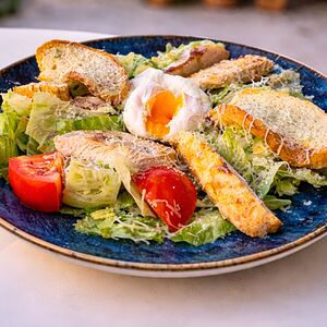 Салат Цезарь с курицей